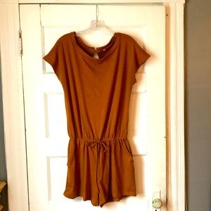 Rust color stretch and tie romper with pockets